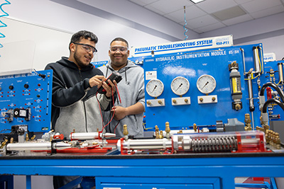 Students in manufacturing lab